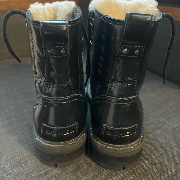 Sorel combat boot with Sherpa fleece tongue. - Picture 2 of 5